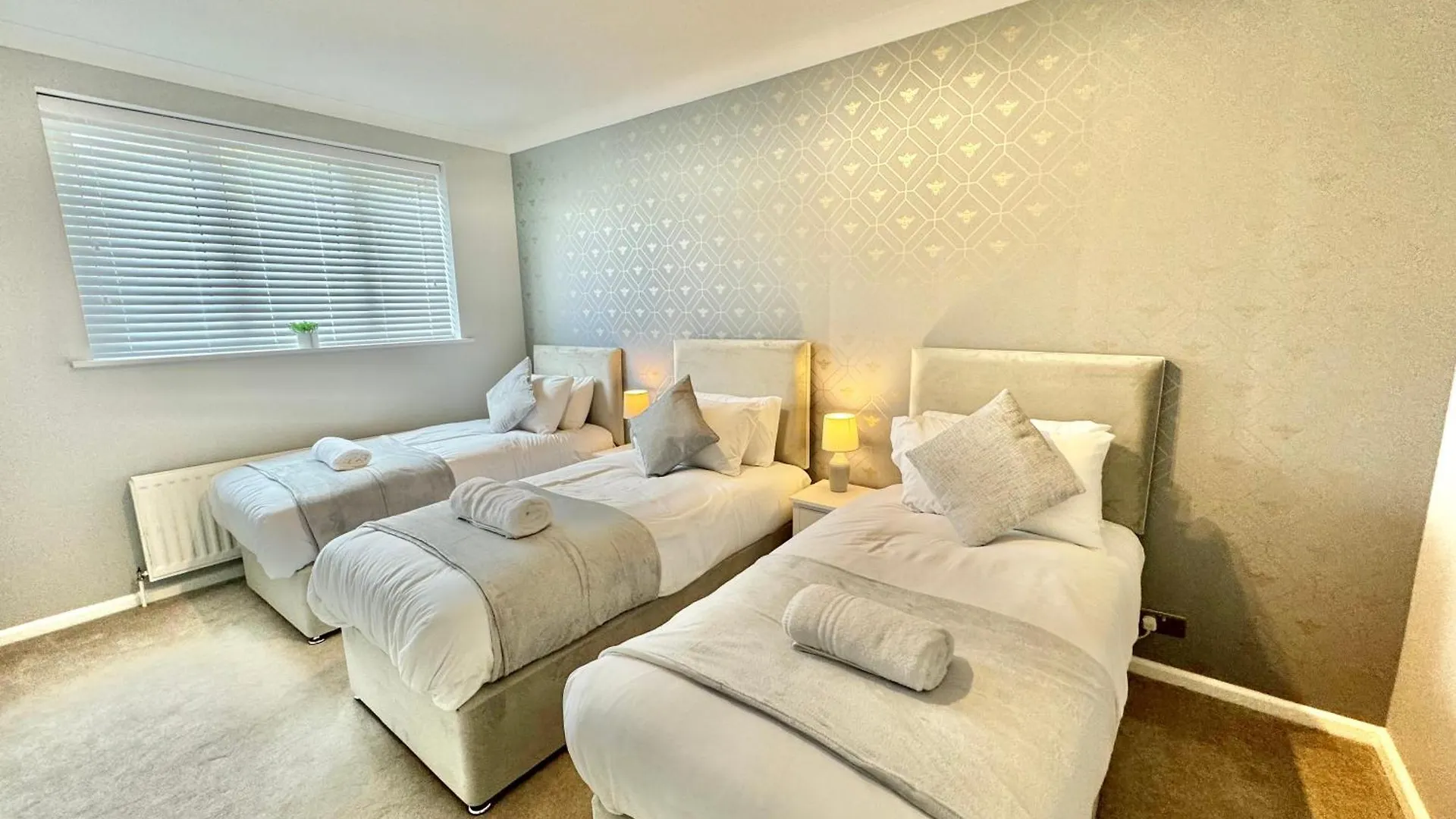 Holiday home 5 Bedroom House - Large Garden With Hot Tub - Sleeps 11 - Close To Beach - Free Parking Bournemouth
