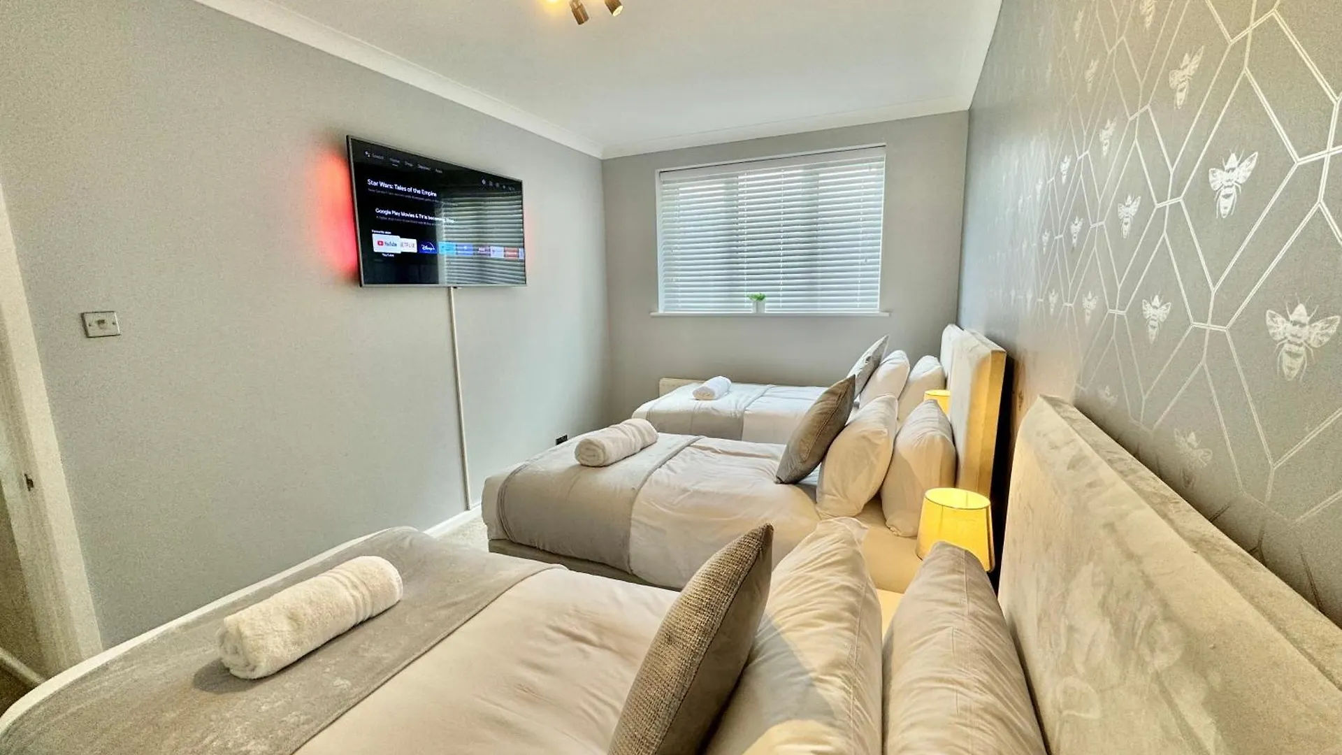 5 Bedroom House - Large Garden With Hot Tub - Sleeps 11 - Close To Beach - Free Parking Bournemouth Holiday home