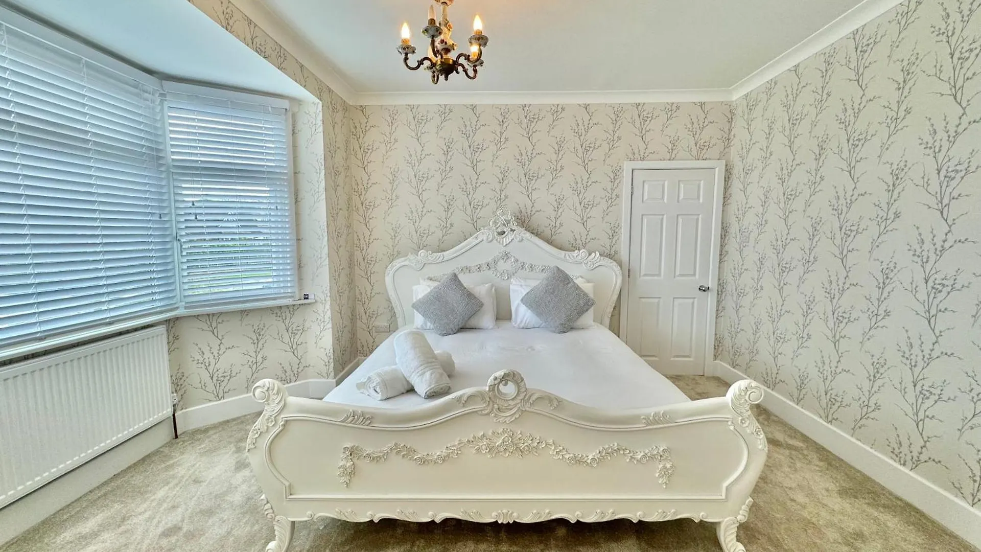 Holiday home 5 Bedroom House - Large Garden With Hot Tub - Sleeps 11 - Close To Beach - Free Parking Bournemouth United Kingdom