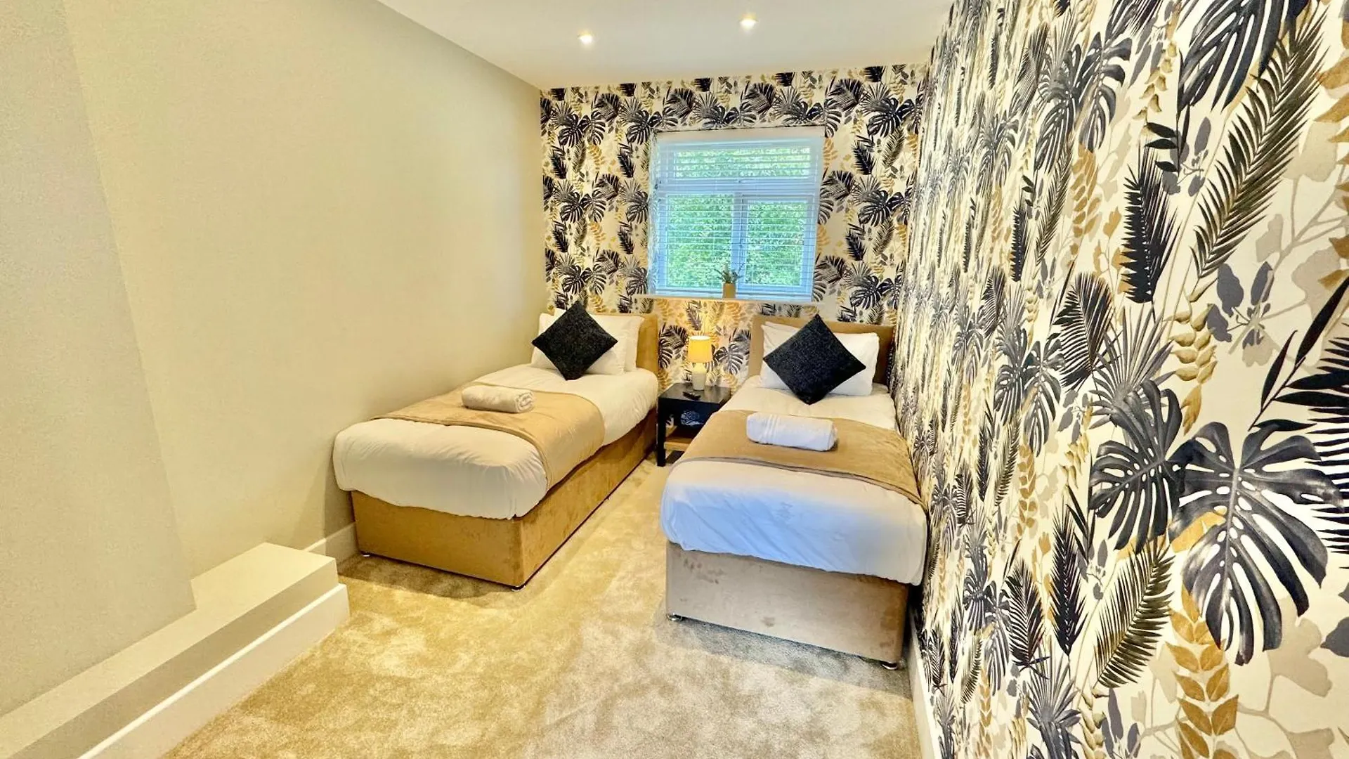 5 Bedroom House - Large Garden With Hot Tub - Sleeps 11 - Close To Beach - Free Parking Bournemouth 0*,  United Kingdom