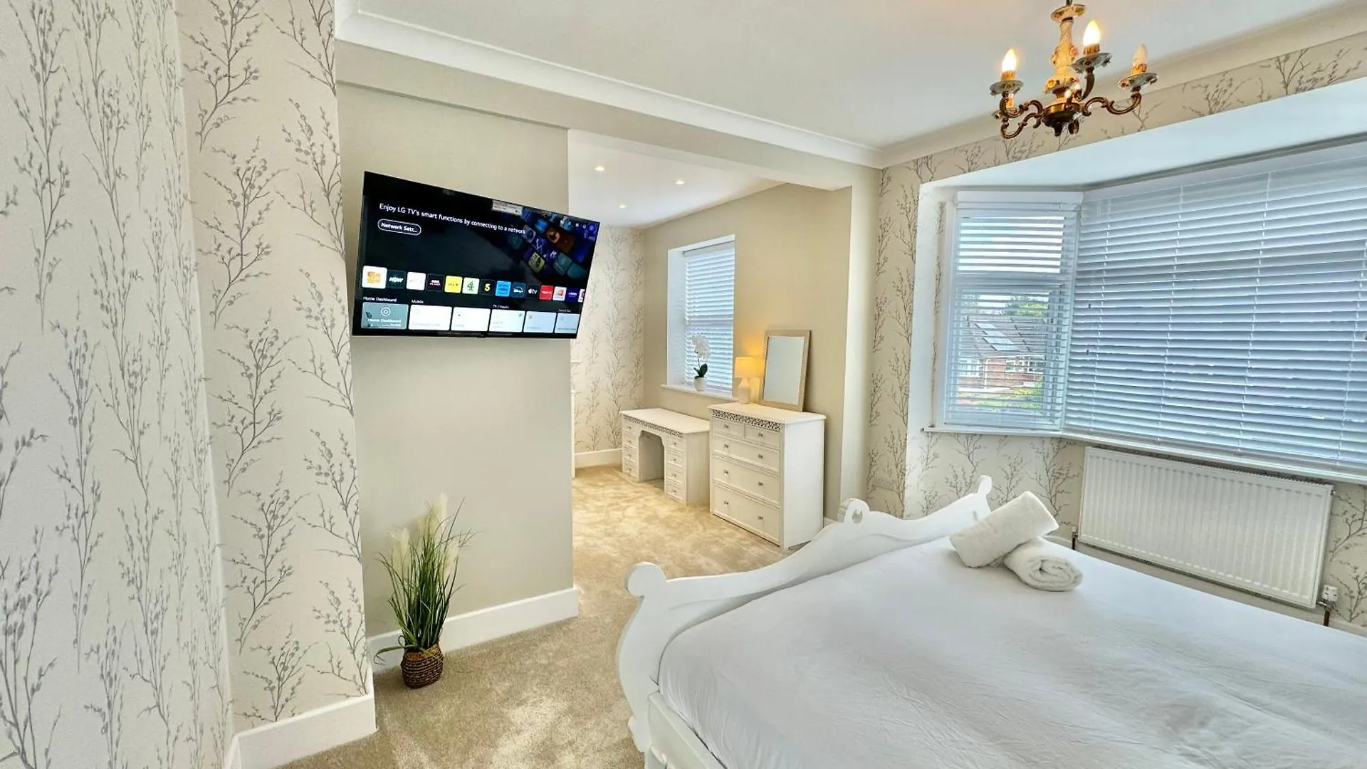 5 Bedroom House - Large Garden With Hot Tub - Sleeps 11 - Close To Beach - Free Parking Bournemouth United Kingdom