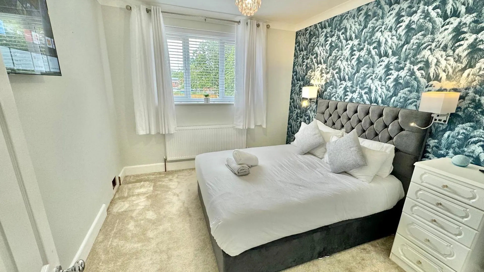Holiday home 5 Bedroom House - Large Garden With Hot Tub - Sleeps 11 - Close To Beach - Free Parking Bournemouth