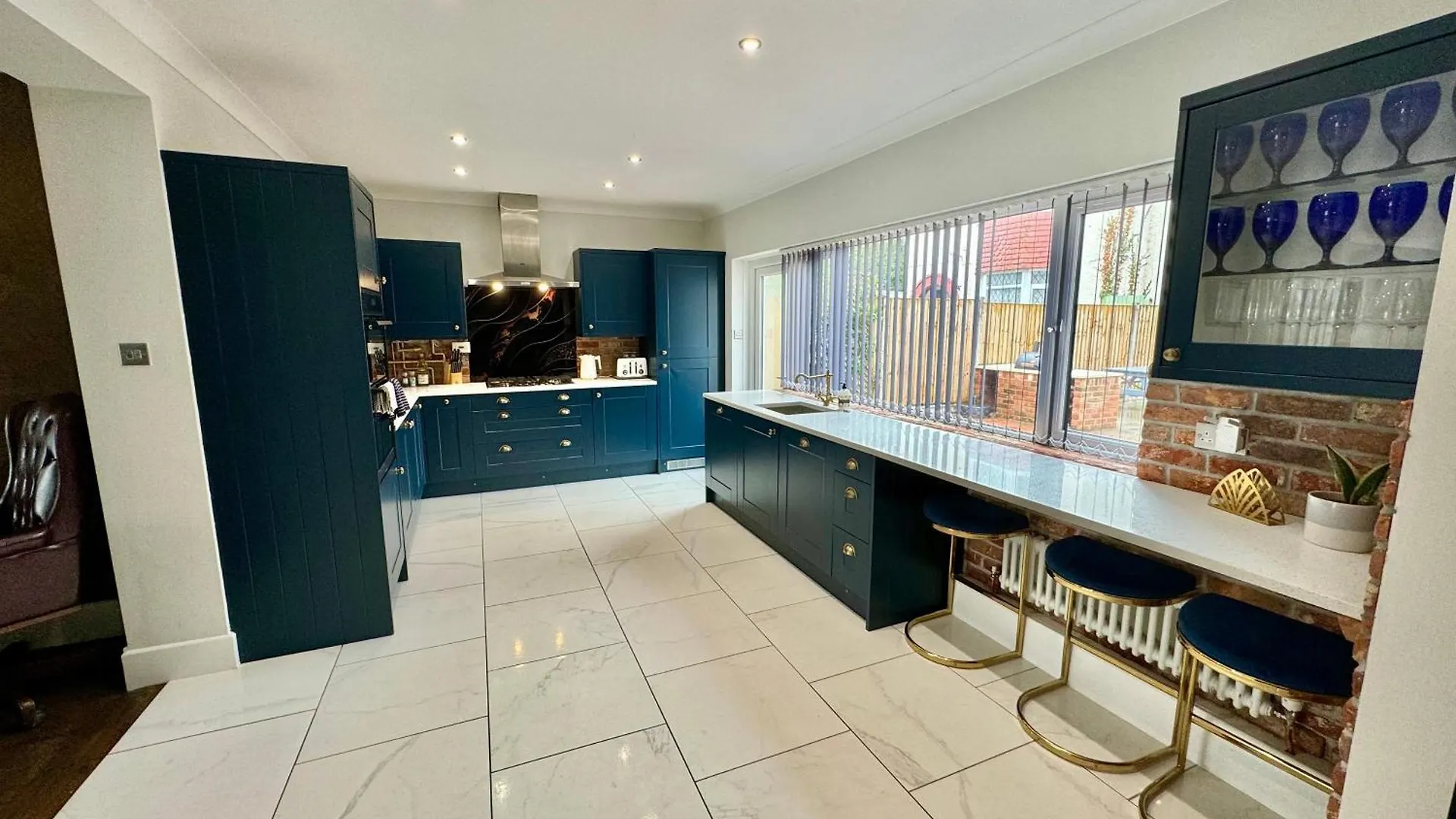 5 Bedroom House - Large Garden With Hot Tub - Sleeps 11 - Close To Beach - Free Parking Bournemouth