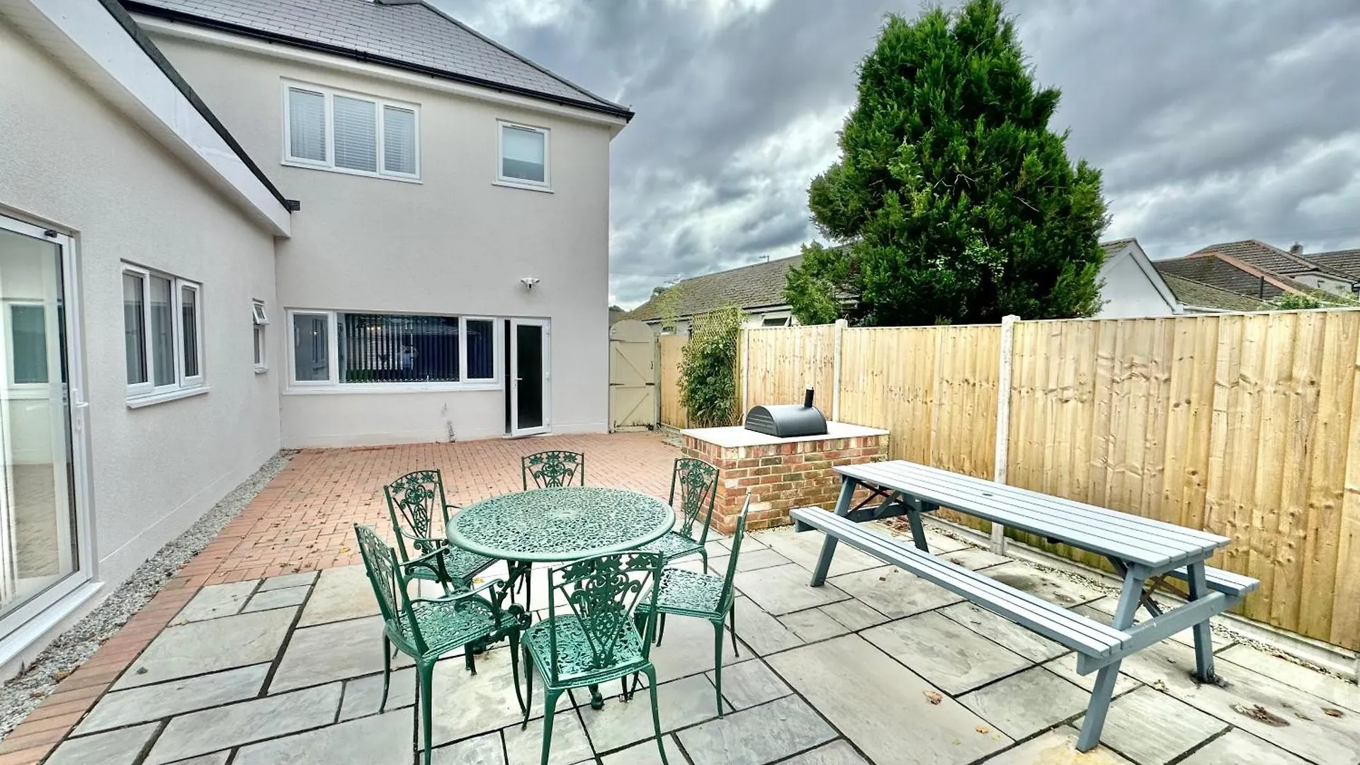 5 Bedroom House - Large Garden With Hot Tub - Sleeps 11 - Close To Beach - Free Parking Bournemouth 0*,