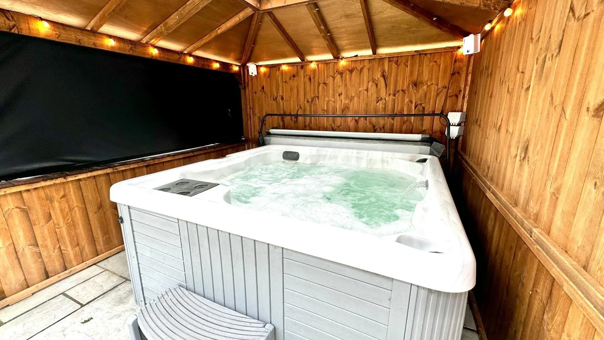 5 Bedroom House - Large Garden With Hot Tub - Sleeps 11 - Close To Beach - Free Parking Bournemouth Holiday home