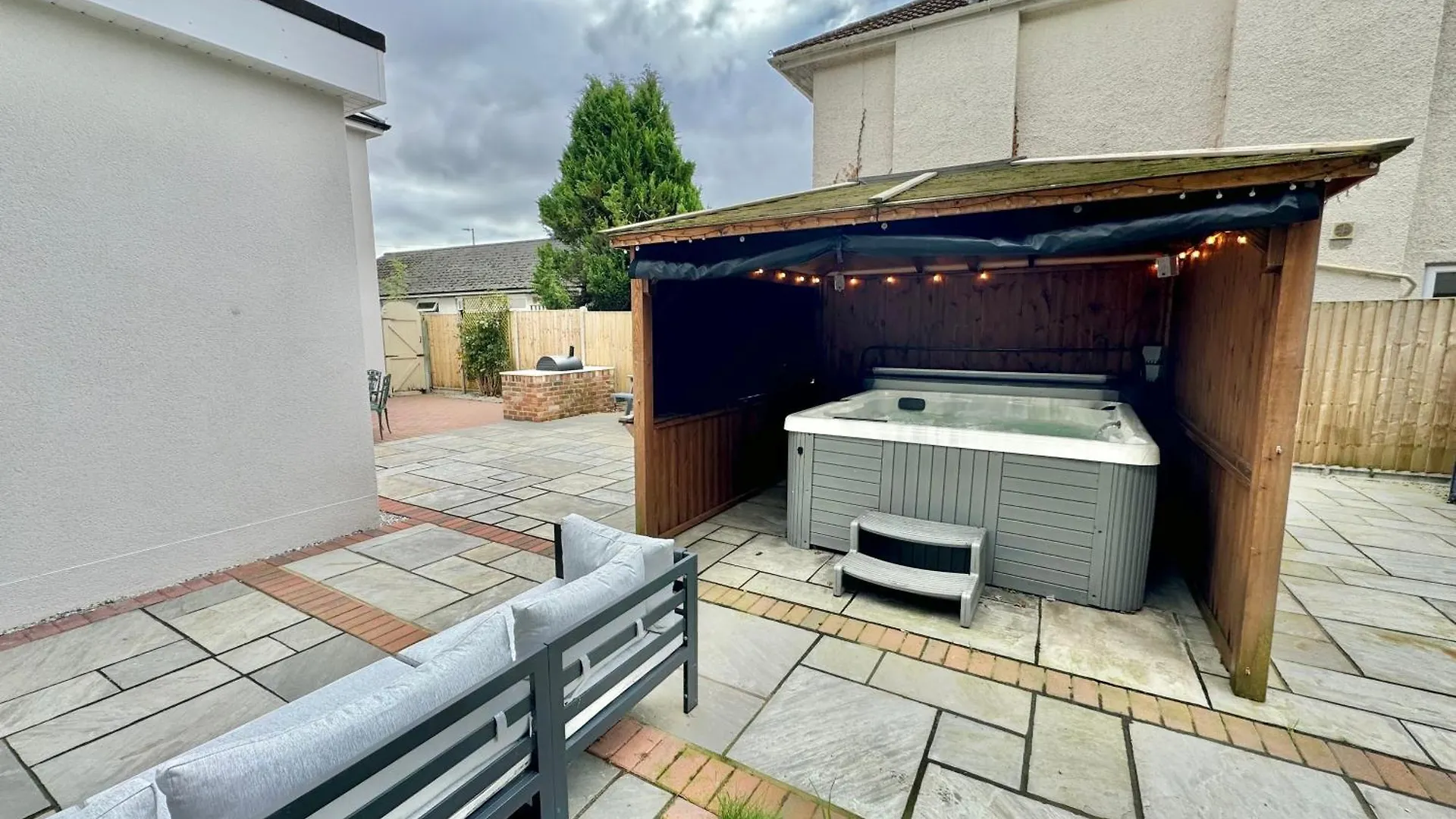 Holiday home 5 Bedroom House - Large Garden With Hot Tub - Sleeps 11 - Close To Beach - Free Parking Bournemouth